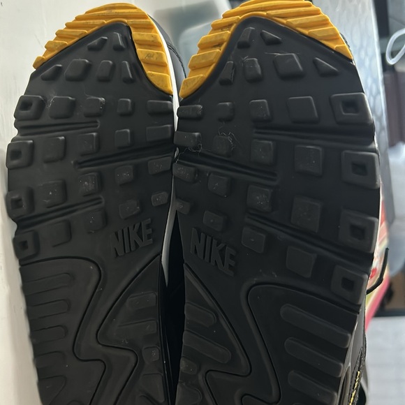 Nike Air Max 90 Essential size 11.5 Men Black Anthracite White Amarillo, running - Picture 9 of 11